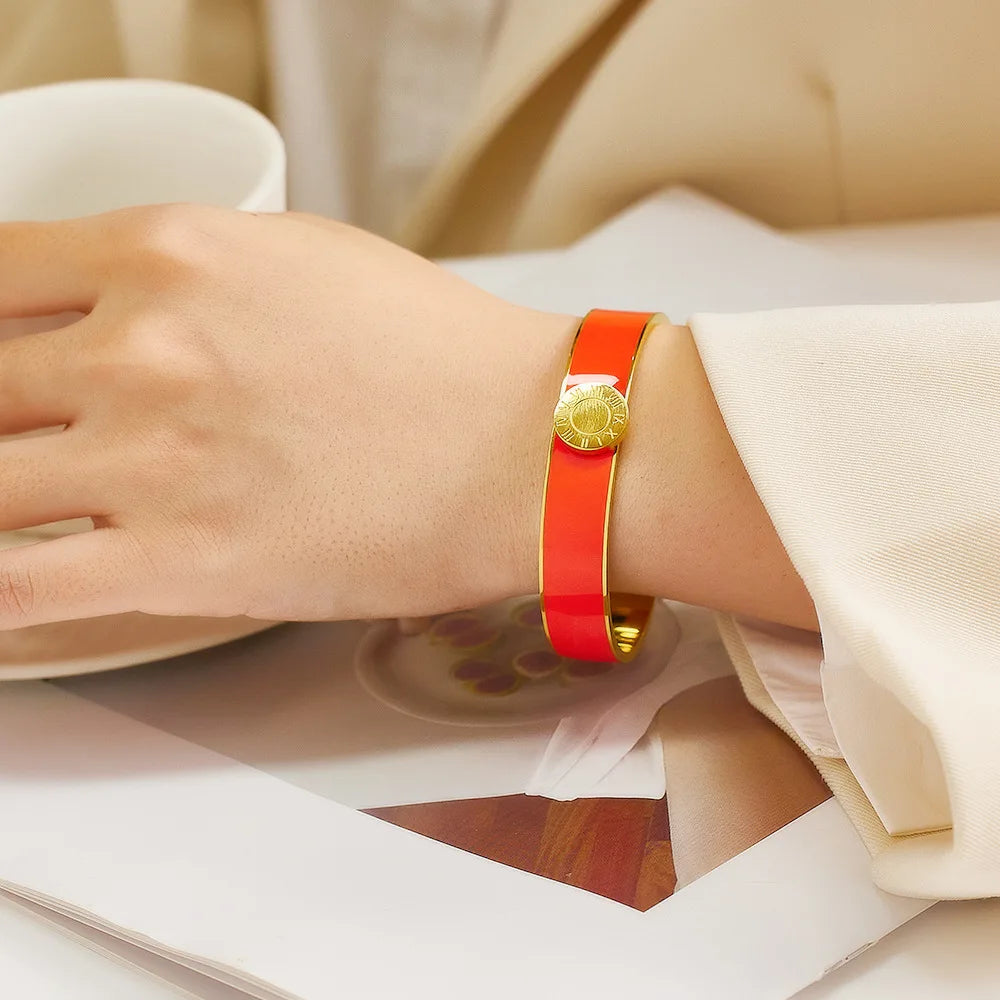 Bracelet de luxe en acier titane et émail avec plaquette dorée et chiffres romains, plaqué or 18 carats, manchette étanche