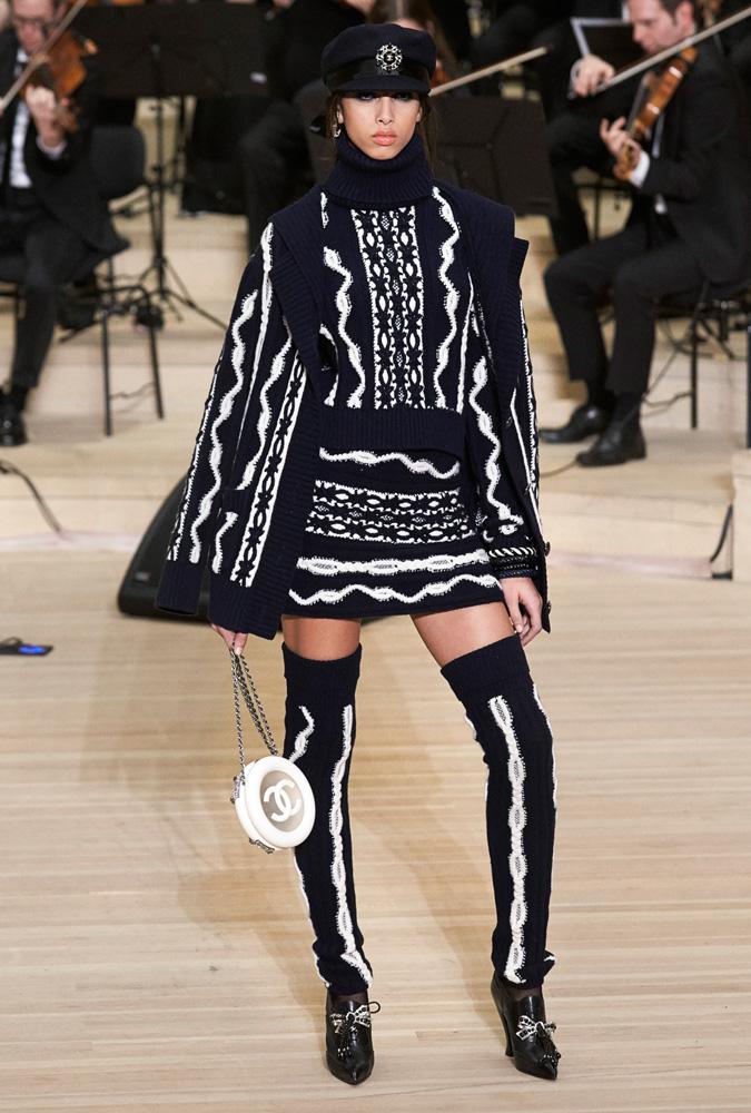 Exemple de sac tendance de forme ronde celui là de marque Chanel, mais aussi des modèles à prix raisonnables sur GoldGirly.com