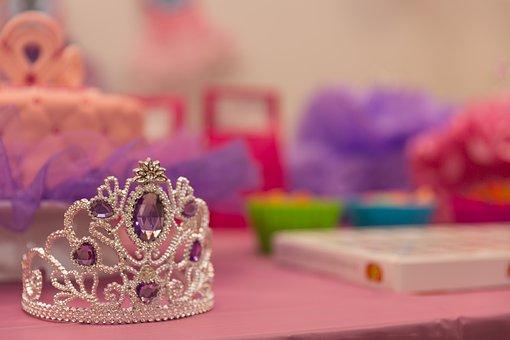 une couronne jouet très petite princesse avec des brillants violets