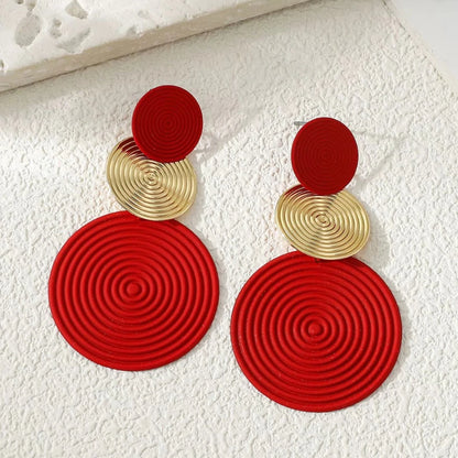 Boucles d'oreilles pendantes tendance et élégantes, trio de boucles d'oreilles rondes, accessoires de soirée et de mode, rouges et oranges.