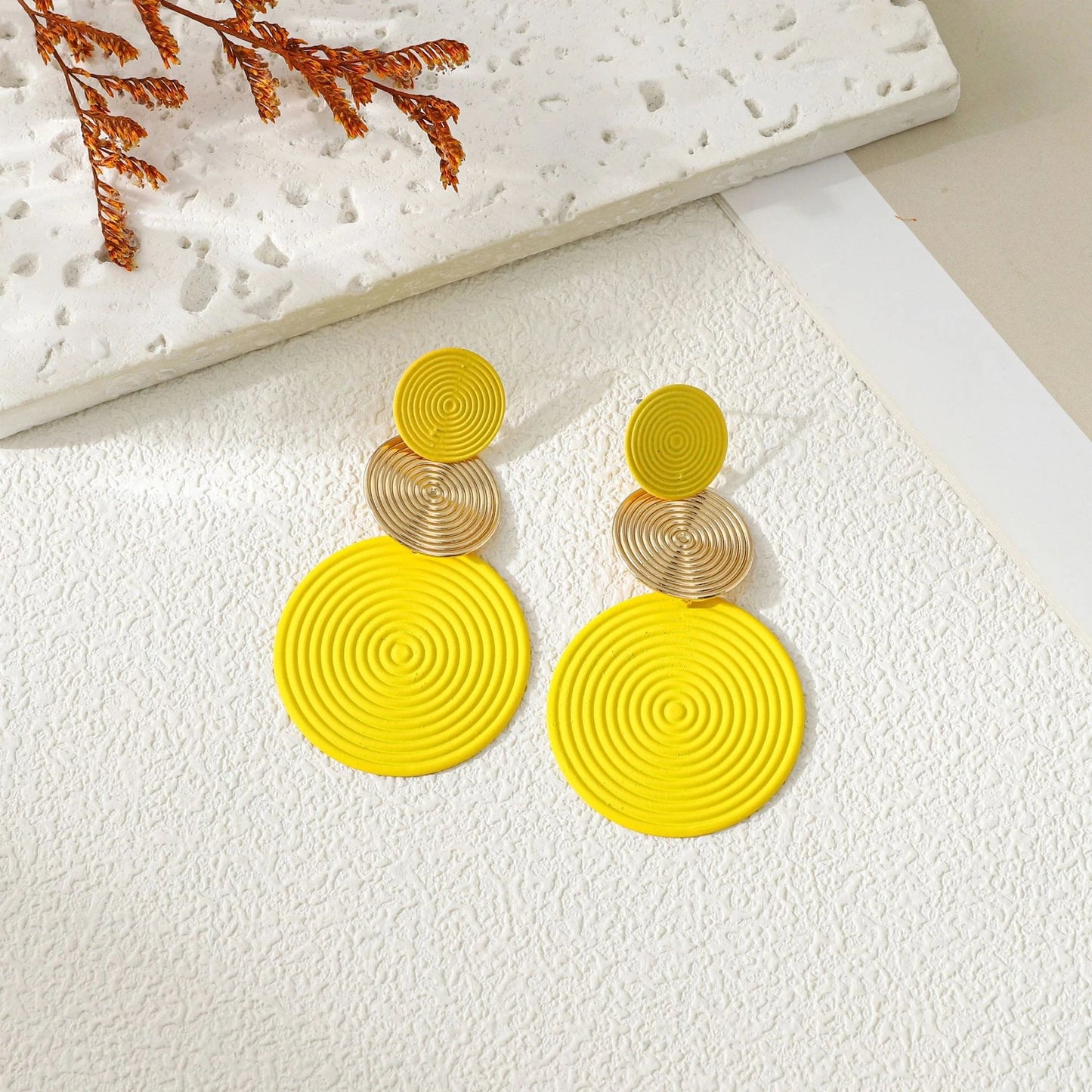Boucles d'oreilles pendantes tendance et élégantes, trio de boucles d'oreilles rondes, accessoires de soirée et de mode, rouges et oranges.