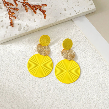 Boucles d'oreilles pendantes tendance et élégantes, trio de boucles d'oreilles rondes, accessoires de soirée et de mode, rouges et oranges.