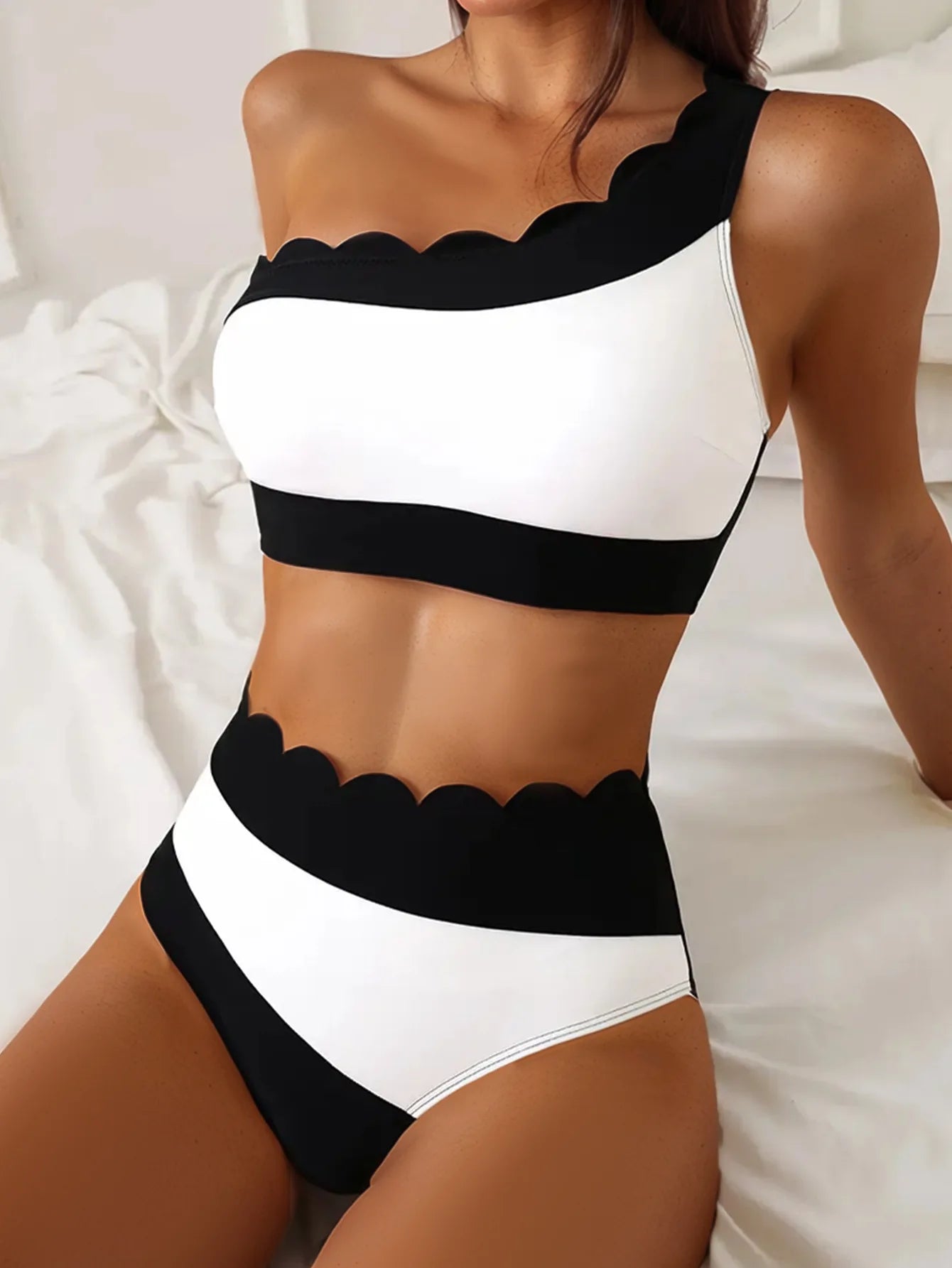 Bikini sexy noir et blanc à volants pour femme, maillot de bain une épaule push-up taille haute, idéal pour l'été et les vacances.