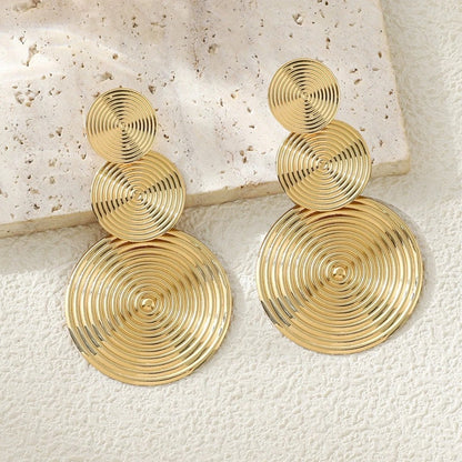 Boucles d'oreilles pendantes tendance et élégantes, trio de boucles d'oreilles rondes, accessoires de soirée et de mode, rouges et oranges.