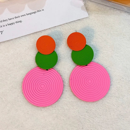 Boucles d'oreilles pendantes tendance et élégantes, trio de boucles d'oreilles rondes, accessoires de soirée et de mode, rouges et oranges.