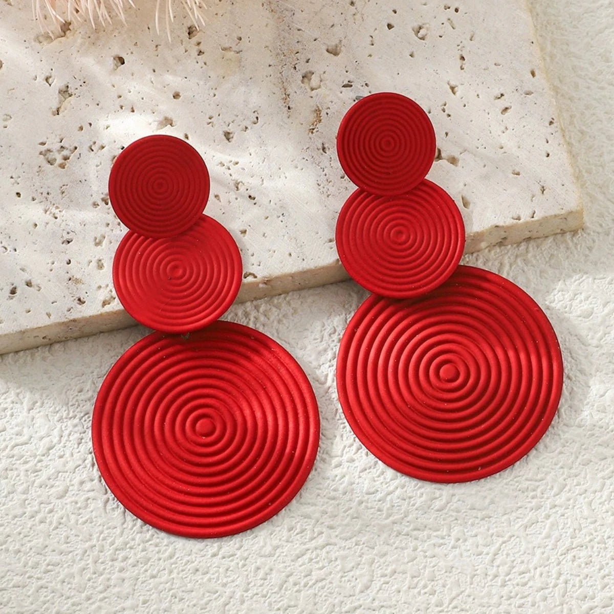 Boucles d'oreilles pendantes tendance et élégantes, trio de boucles d'oreilles rondes, accessoires de soirée et de mode, rouges et oranges.