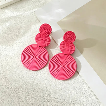 Boucles d'oreilles pendantes tendance et élégantes, trio de boucles d'oreilles rondes, accessoires de soirée et de mode, rouges et oranges.