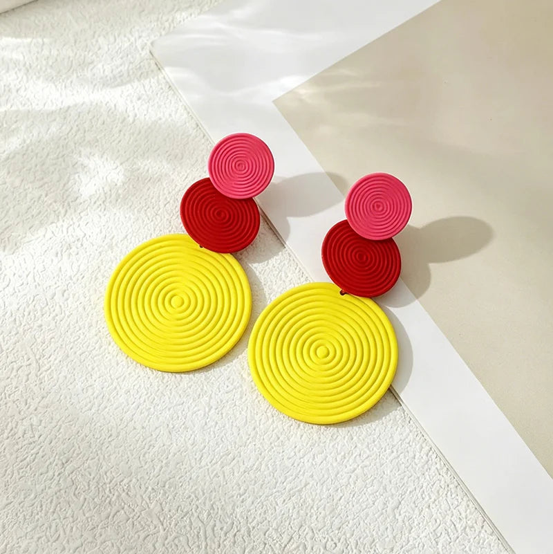 Boucles d'oreilles pendantes tendance et élégantes, trio de boucles d'oreilles rondes, accessoires de soirée et de mode, rouges et oranges.