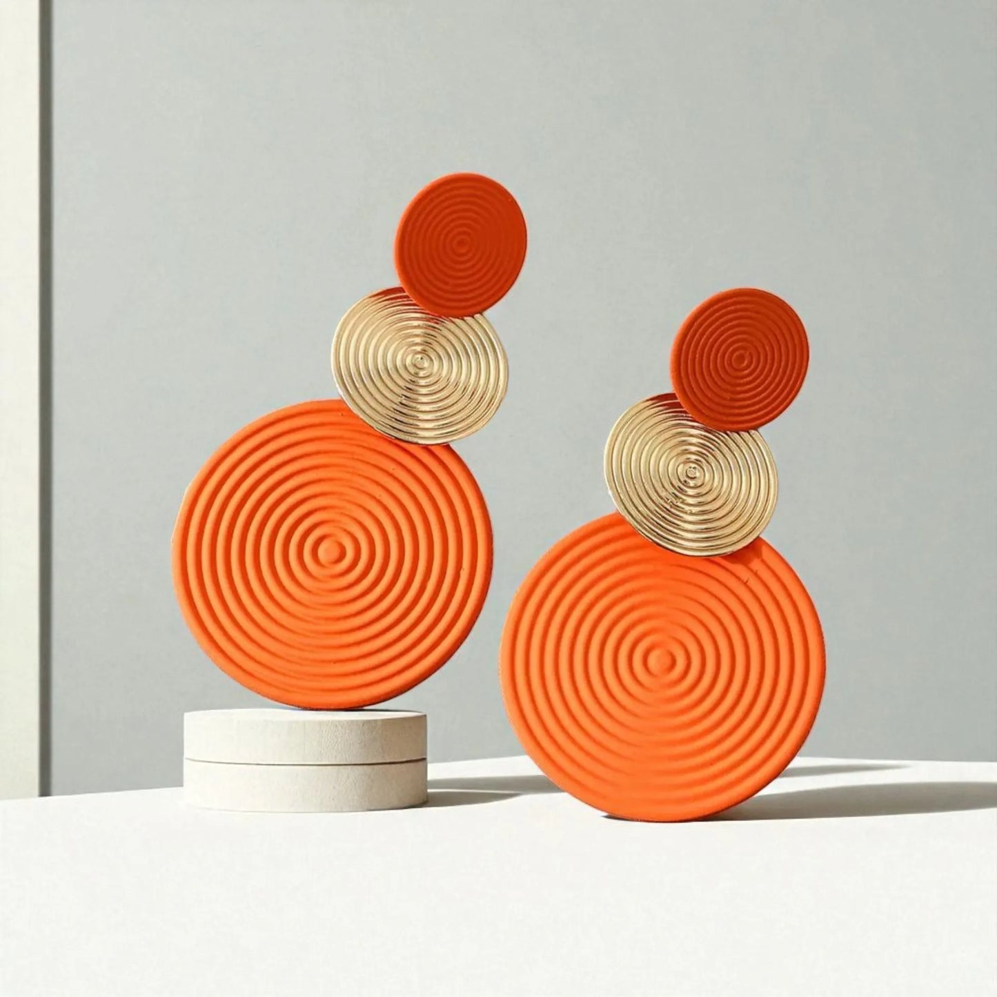 Boucles d'oreilles pendantes tendance et élégantes, trio de boucles d'oreilles rondes, accessoires de soirée et de mode, rouges et oranges.