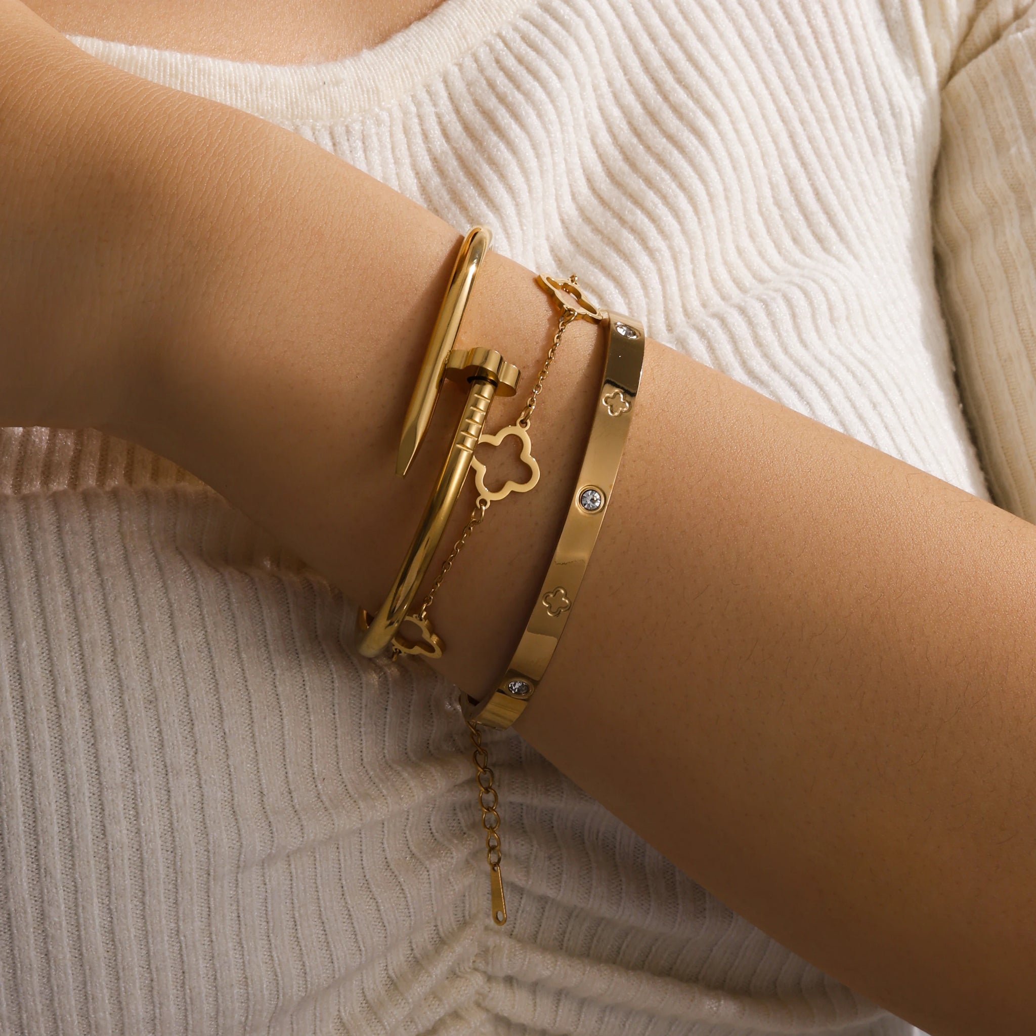 Magnifique ensemble de bracelets luxueux et exquis en acier inoxydable dorés à motif floral, idéal pour les voyages, les fêtes, les banquets, bijoux tendance.