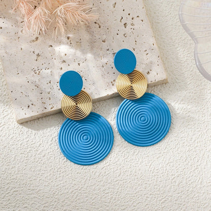 Boucles d'oreilles pendantes tendance et élégantes, trio de boucles d'oreilles rondes, accessoires de soirée et de mode, rouges et oranges.