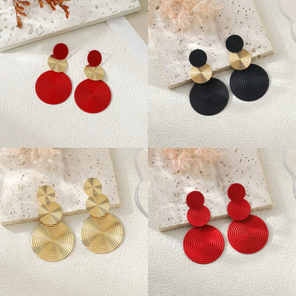 Boucles d'oreilles pendantes tendance et élégantes, trio de boucles d'oreilles rondes, accessoires de soirée et de mode, rouges et oranges.