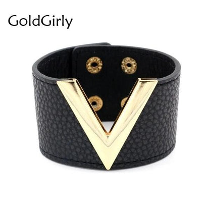 Large bracelet-manchette en cuir et métal décoré d'un V comme Victoire