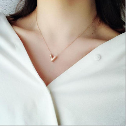 Collier en forme de V lettre pendentif en acier inoxydable couleur or rose or ou argent