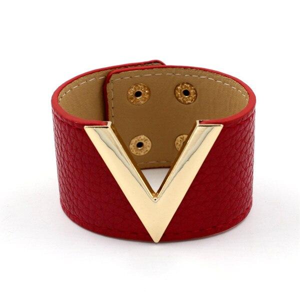 Large bracelet-manchette en cuir et métal décoré d'un V comme Victoire